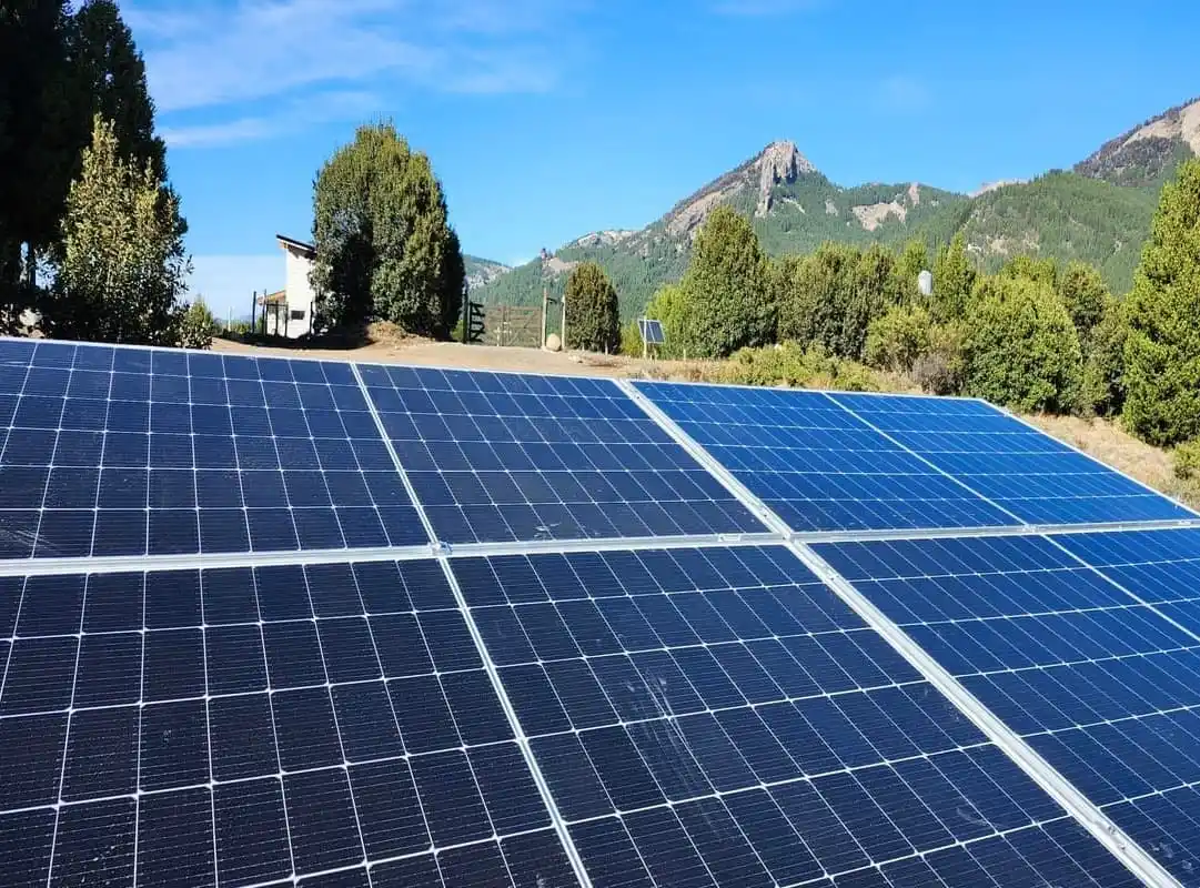 Trabajo de campo e instalación fuera de red ERM Solar