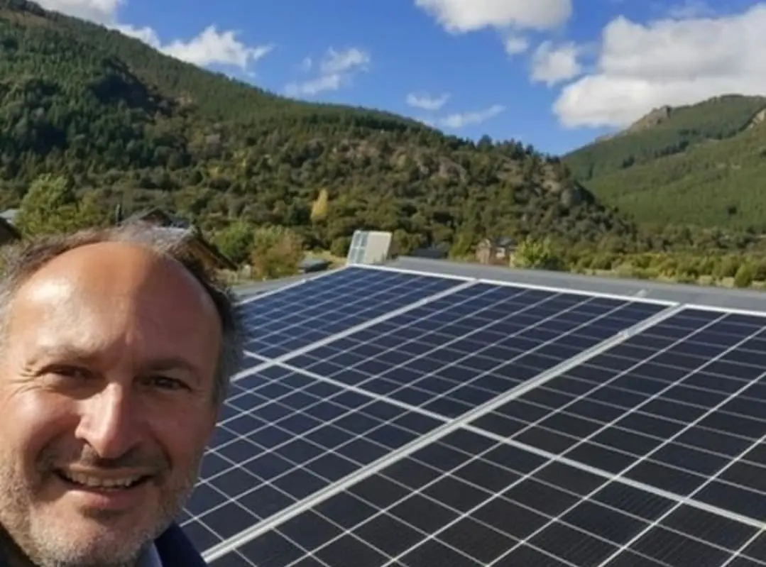 Paneles solares instalados en cabaña de montaña