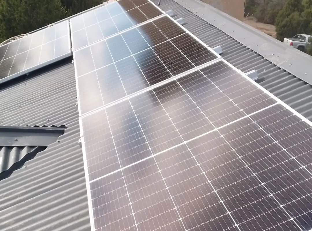 Instalación de paneles en techo de cabaña