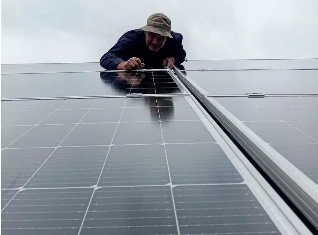 Inversor solar y protecciones eléctricas en cabaña