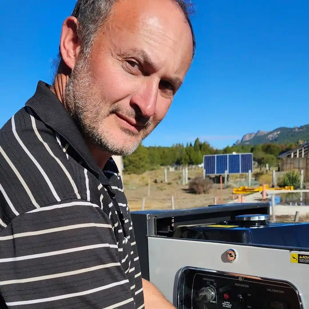 Generador de respaldo a combustión acoplado a instalación solar fotovoltaica