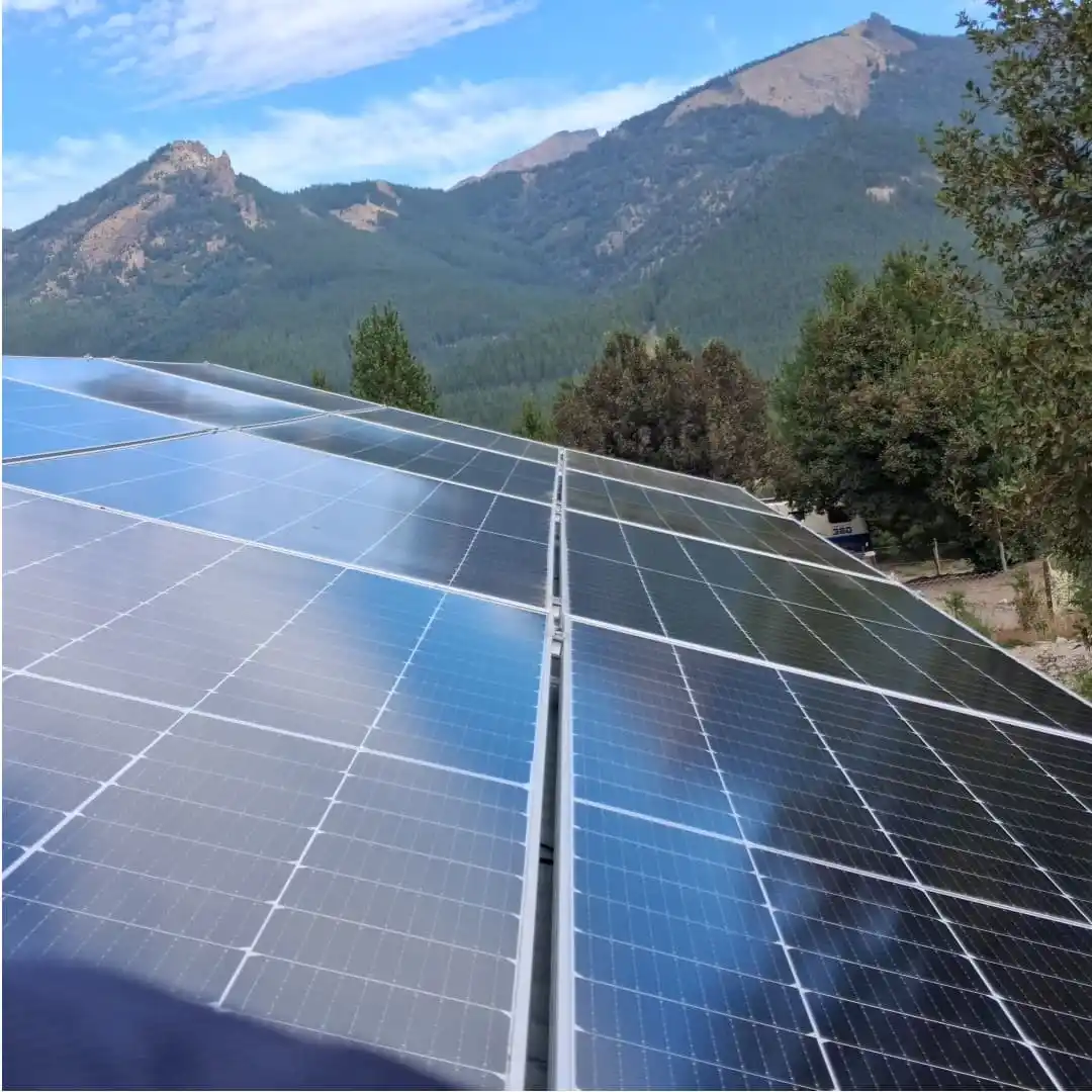 Instalación de paneles solares y baterías fuera de red en la Patagonia